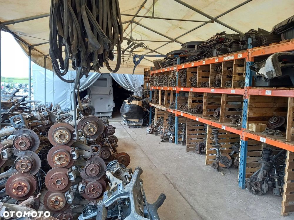 Avensis Verso 01-06r pas tył lewy prawy tylny III 3 rząd - 11