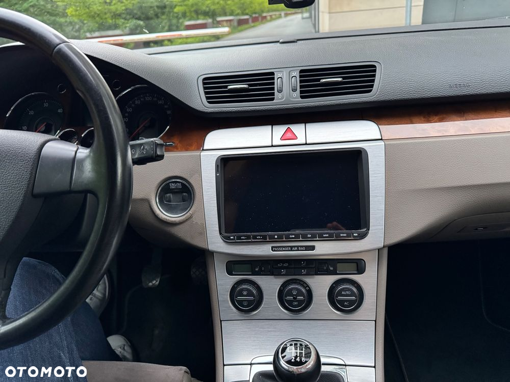 Volkswagen Passat 2.0 TDI DPF Highline - 24