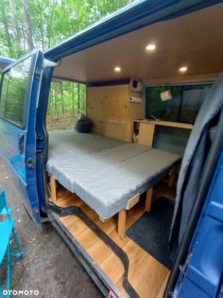 Volkswagen Caravelle - 9