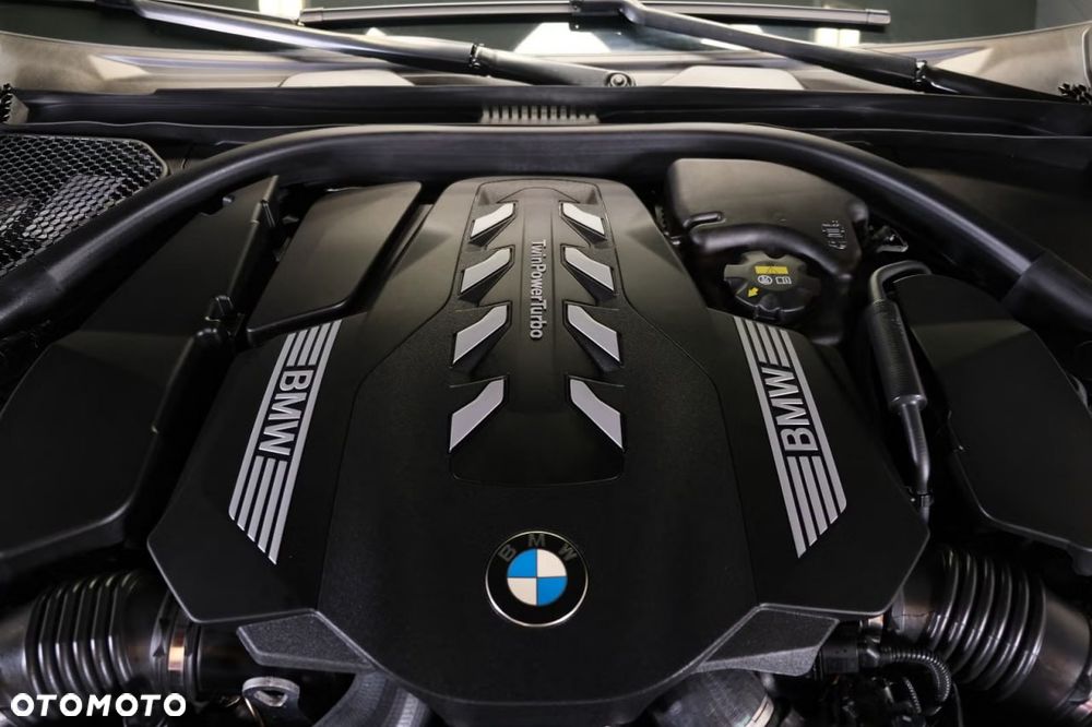 BMW Seria 7 750i xDrive sport - 36