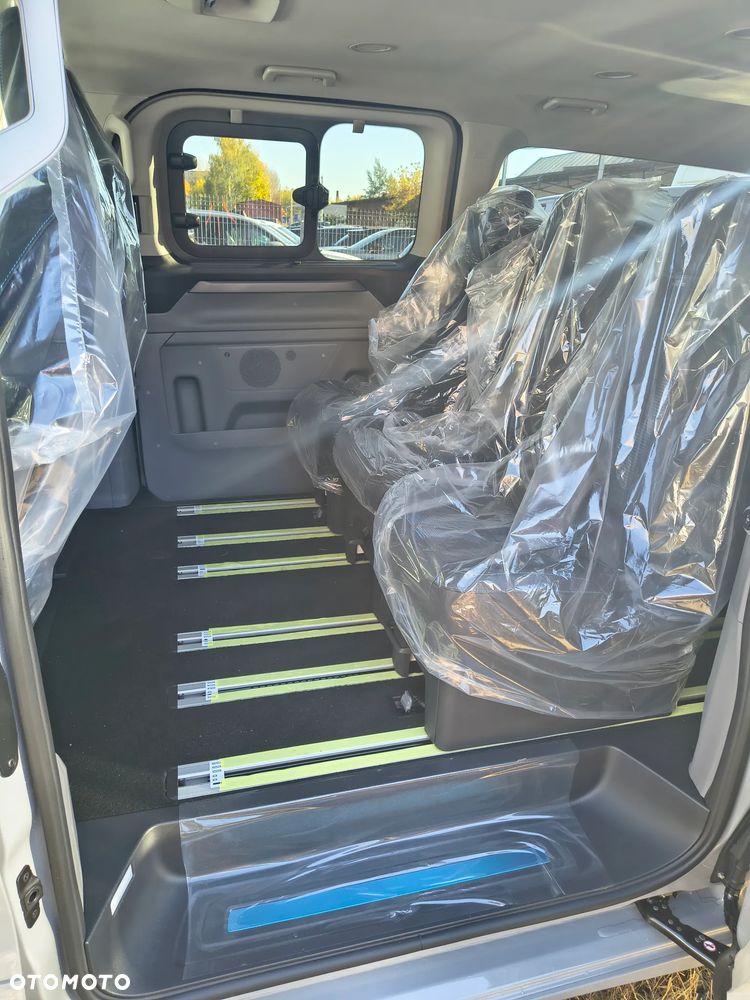 Ford Tourneo Custom - 32