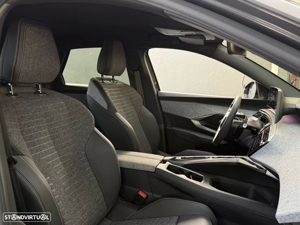 Peugeot e-3008 73 kWh Allure — fotografia 11