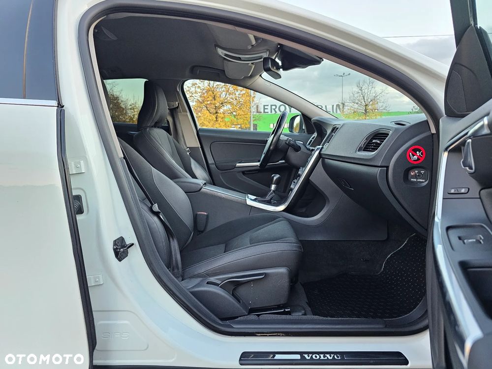Volvo V60 D4 Momentum - 17