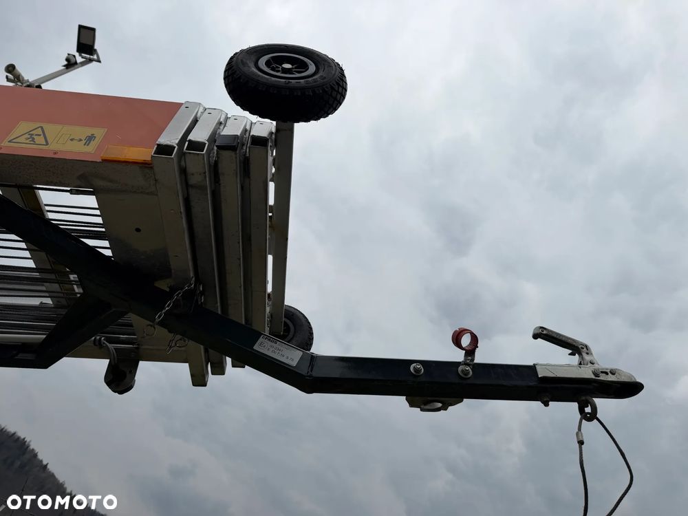 Paus Easy 18 WH-M Drabina Winda Dekarska mobilna aluminiowa TRANSPORTER DEKARSKO-BUDOWLANY w pełni Hydrauliczny 18 metrów. Obrotowy do okoła. 2018rok. Jak Nówka z salonu. praktycznie zerowy przebieg! Serwisy w Dekra do Końca. Sprowadzona z Komuny Norweskiej. Wielka Okazja. Sterowanie Hydrauliczne. Nowy model wózek jeździ od dołu dodatkowe ramię. Pojazd przyczepa lekka - 30
