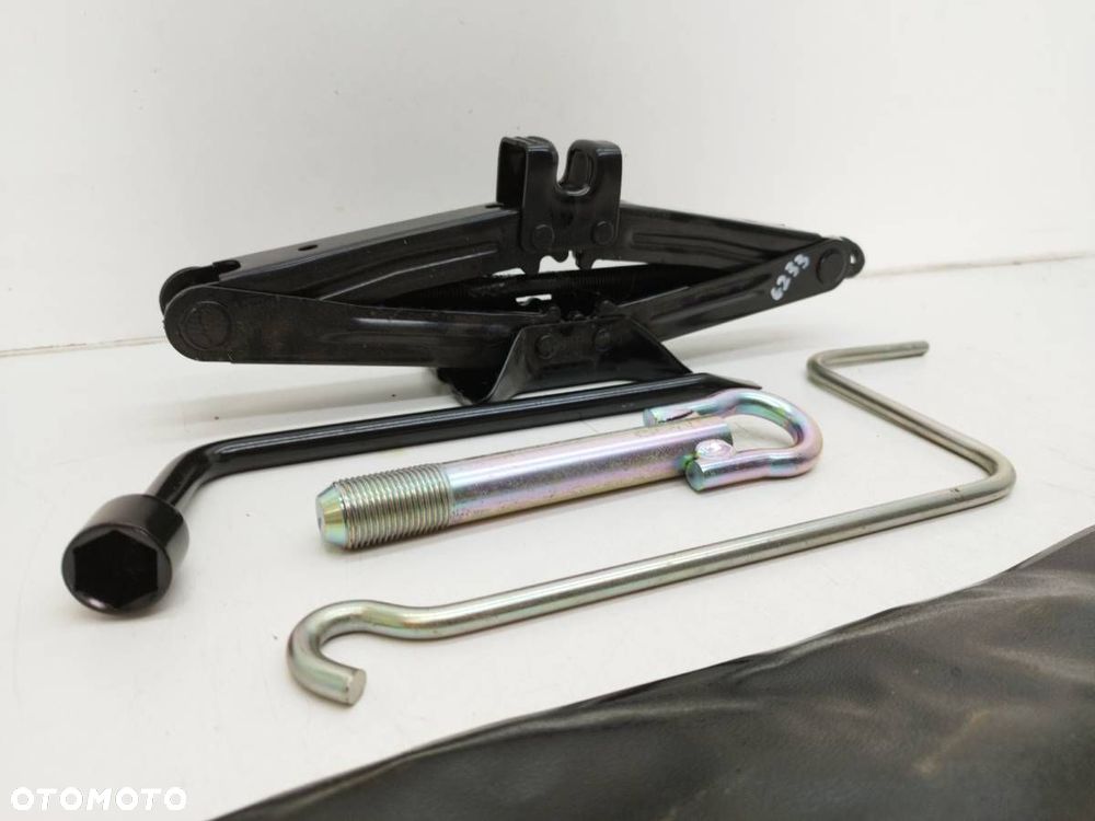 ZESTAW NARZĘDZI PODNOŚNIK LEWAREK UCHO KLUCZ YARIS III P15 - 2