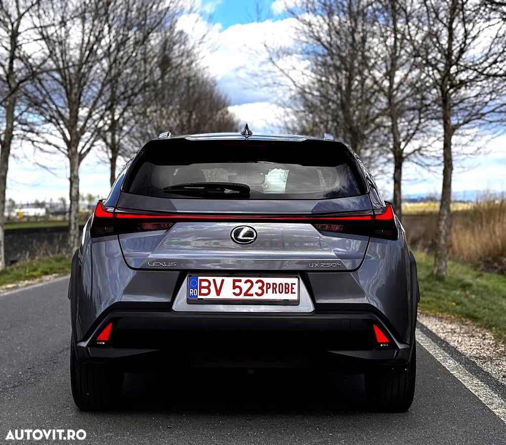 Lexus UX - 4