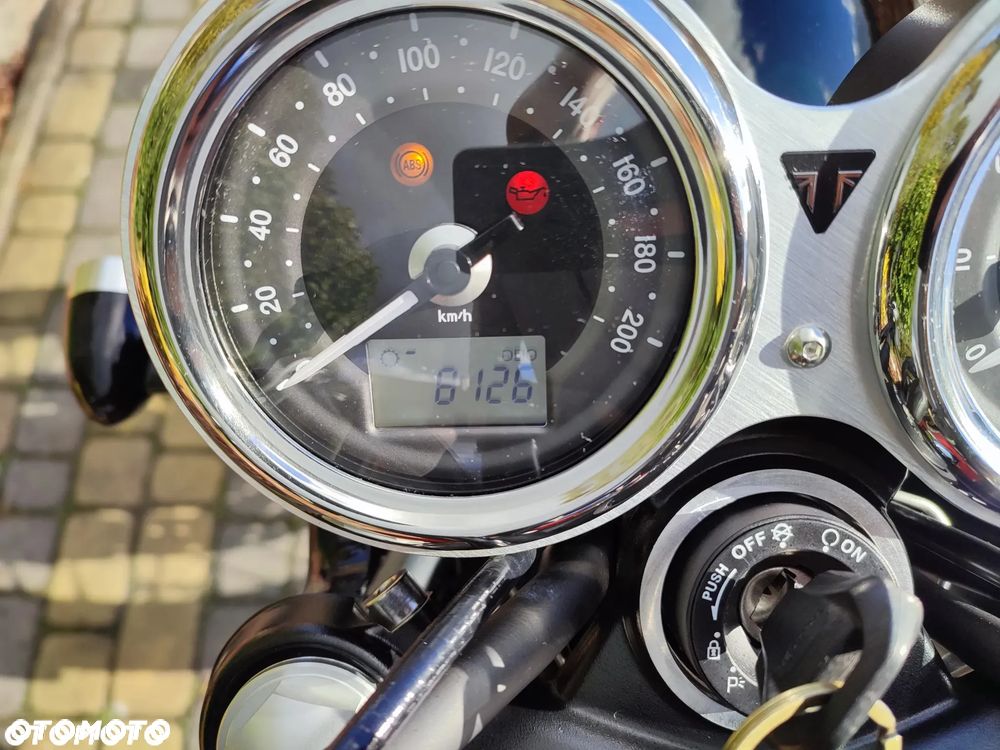 Triumph Bonneville - 4