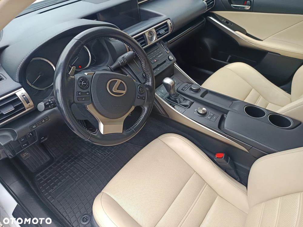Lexus IS 300h Elite - 15