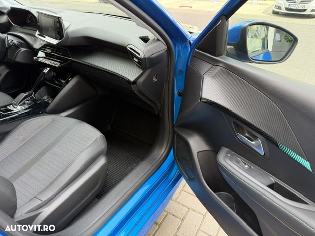 Peugeot 208 - 8