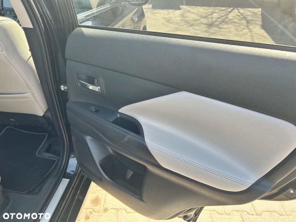 Mitsubishi Outlander Instyle NAVI + - 20