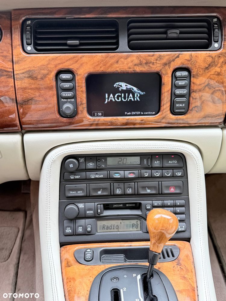 Jaguar XK8 - 30