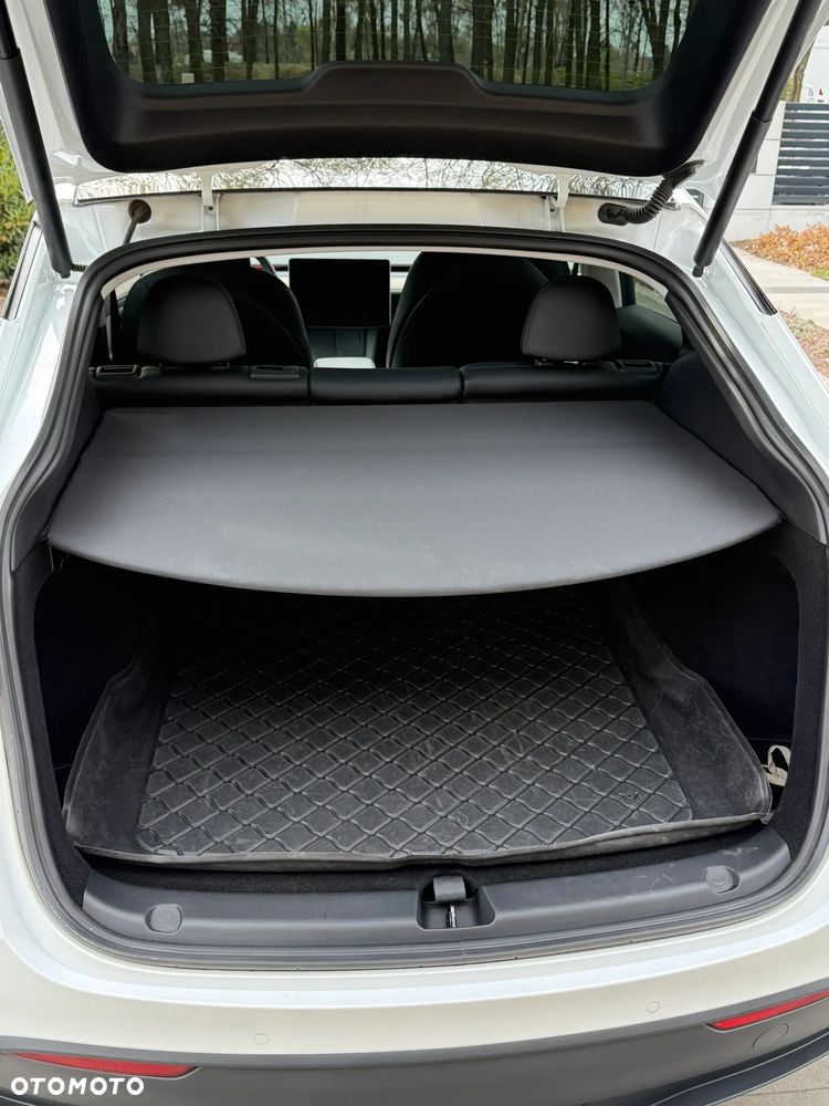 Tesla Model Y - 10