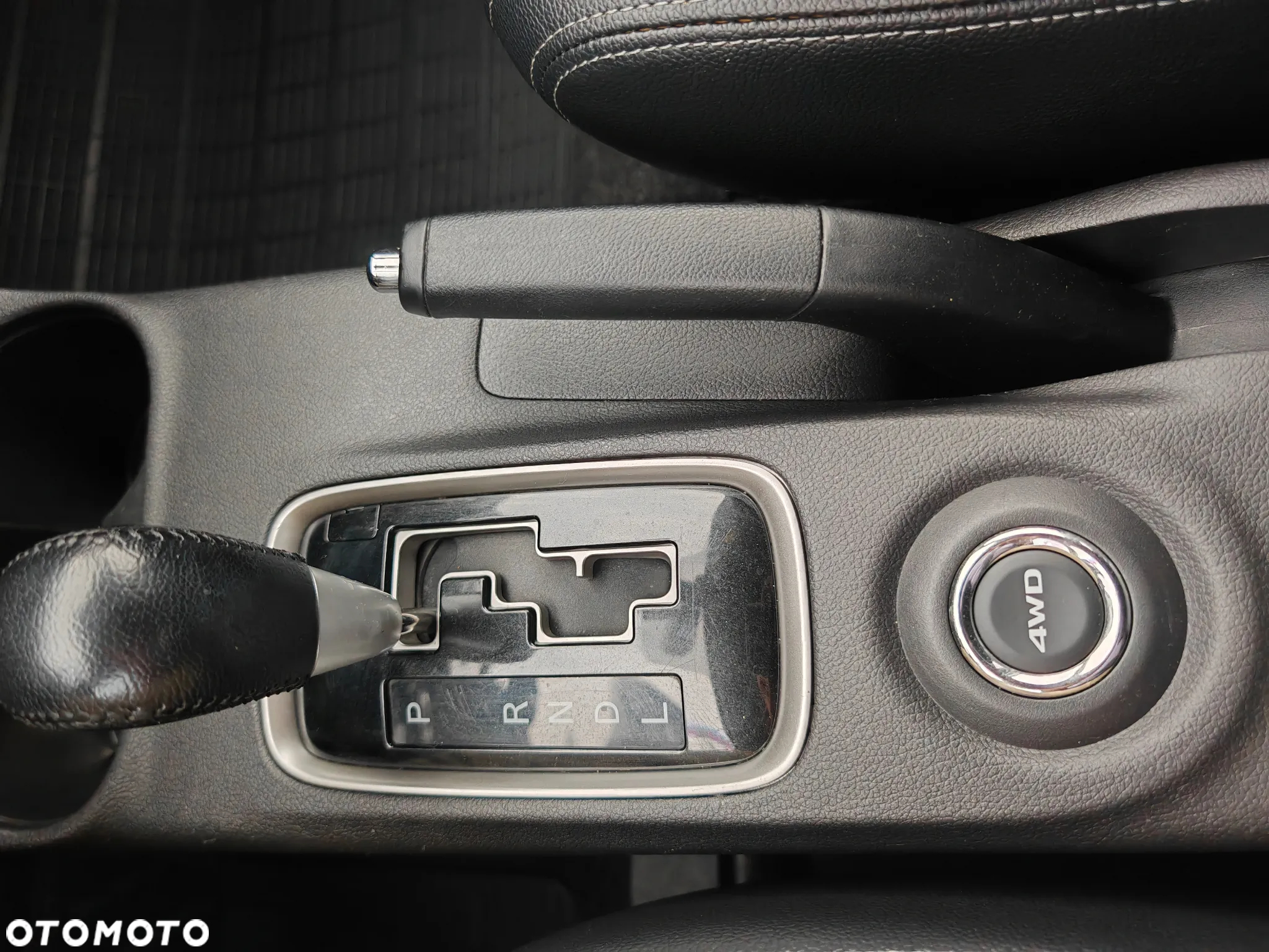 Mitsubishi Outlander 2.0 Instyle + 4WD CVT - 14