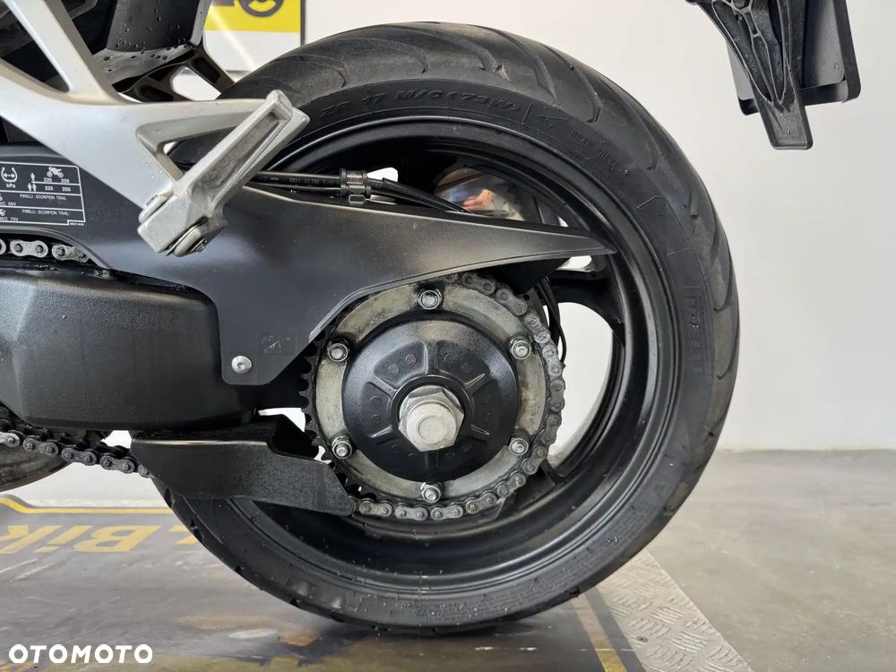 Honda VFR - 25