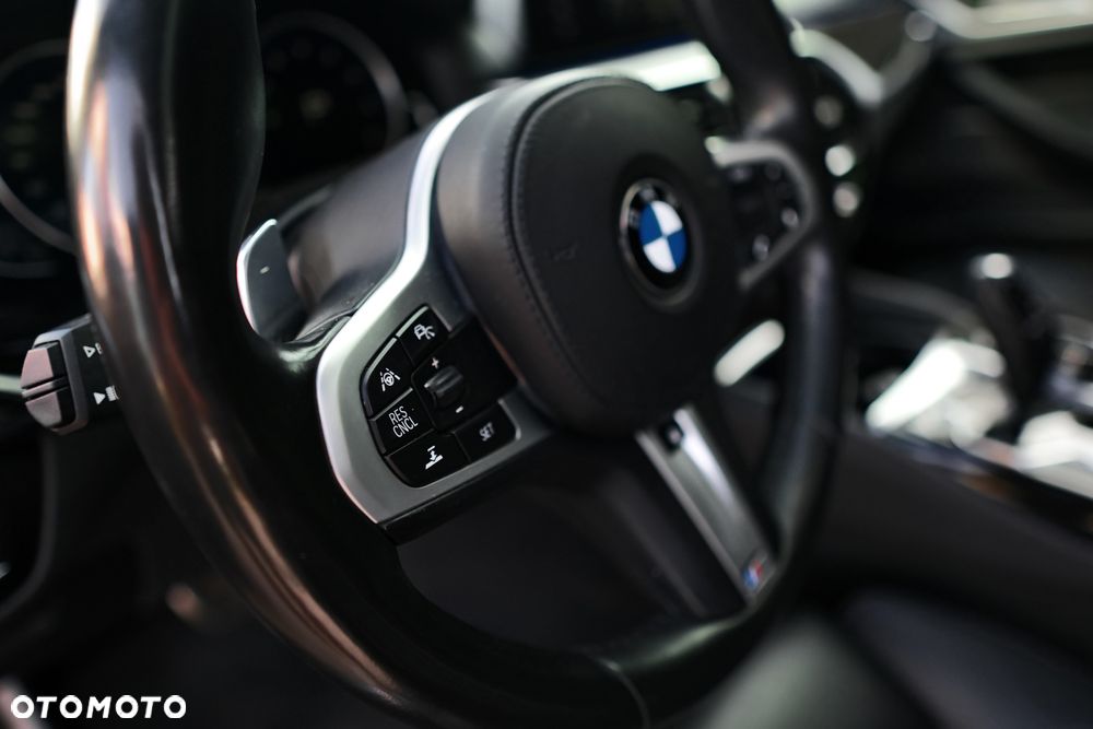 BMW Seria 5 M550i xDrive sport - 28