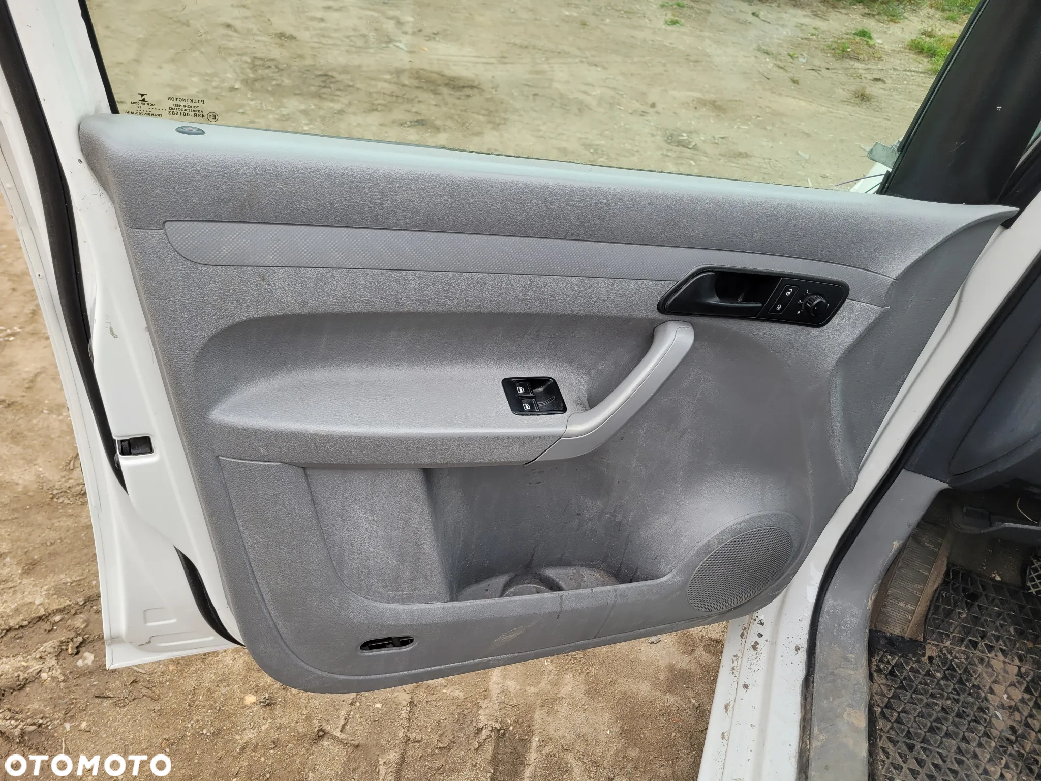 VW VOLKSWAGEN CADDY III fotel fotele kanapa deska kokpit podsufitka boczek boczki klamka podłokietnik licznik - 4