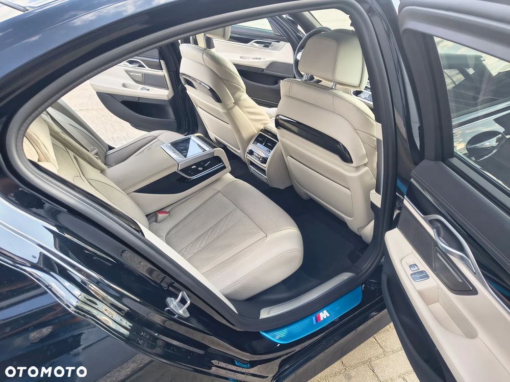 BMW Seria 7 750i xDrive sport - 9