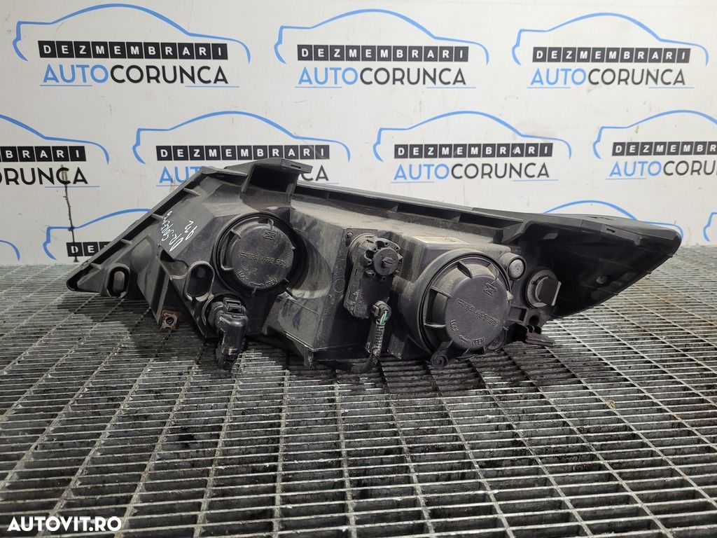 Far Dreapta Kia Sorento II 2009 - 2015 SUV 4 Usi (912) Cu lupă 921022PO - 3