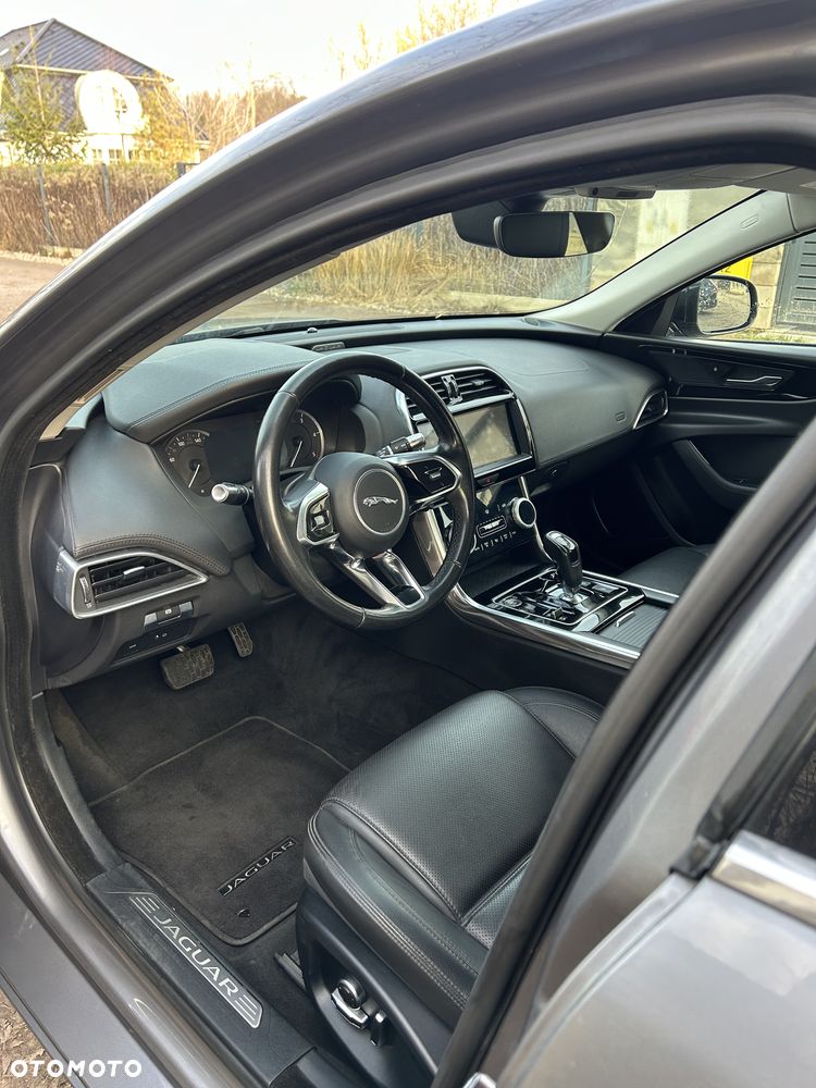 Jaguar XE 20d Prestige - 10