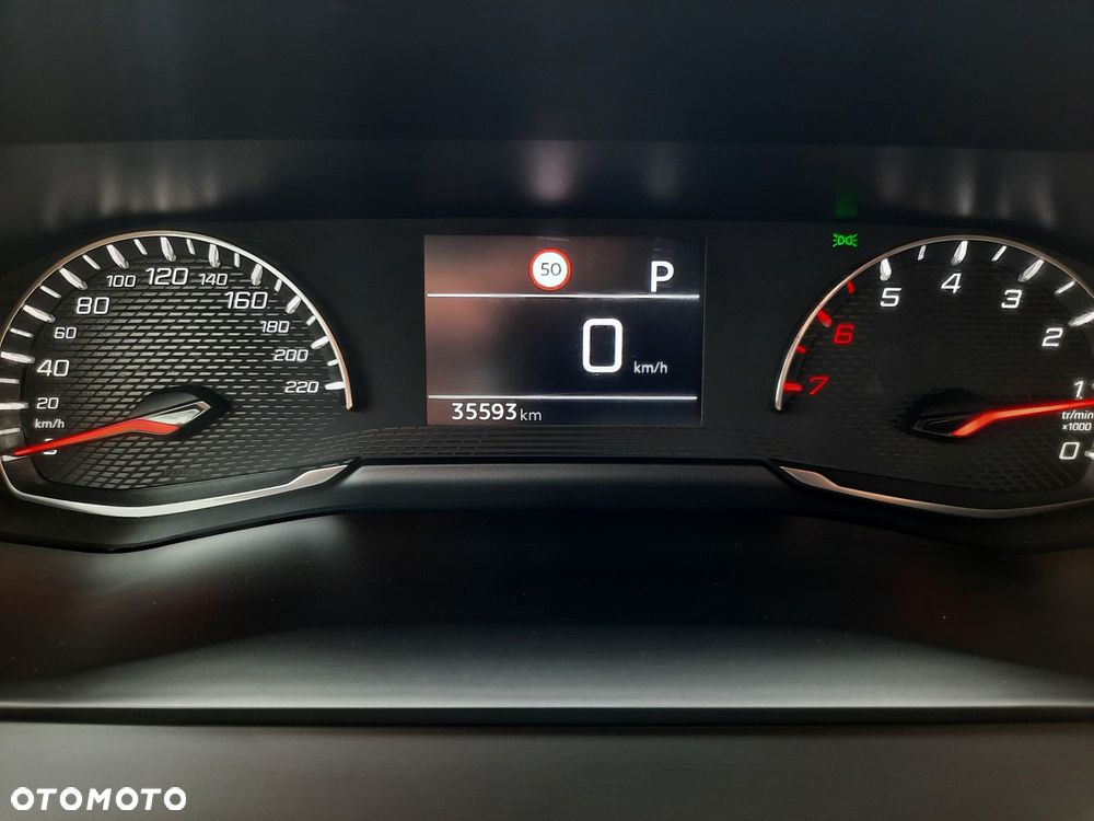 Peugeot 2008 1.2 Pure Tech GPF Allure S&S EAT6 - 26