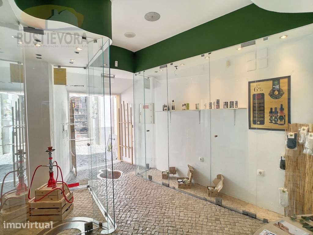 Duas lojas contiguas para venda no Centro Histórico de Évora - Grande imagem: 4/15