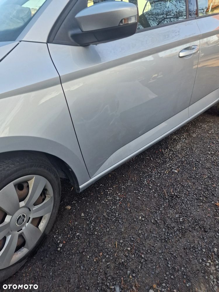 Drzwi  lewy przód  skoda Fabia  III  w  kolorze  LA7W - 2