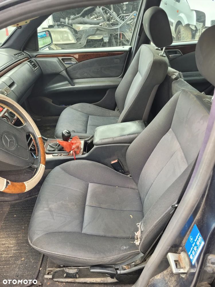 MERCEDES W210 fotel fotele kanapa deska kokpit podsufitka boczek boczki klamka podłokietnik licznik prędkościomierz panel - 3