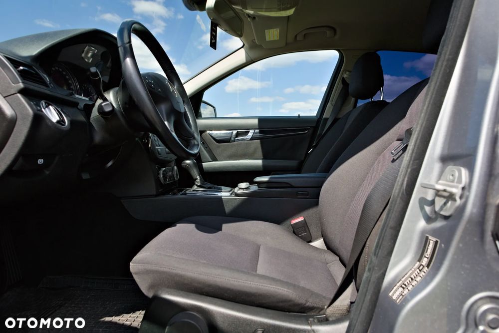 Mercedes-Benz Klasa C 180 CGI Automatik BlueEFFICIENCY - 23