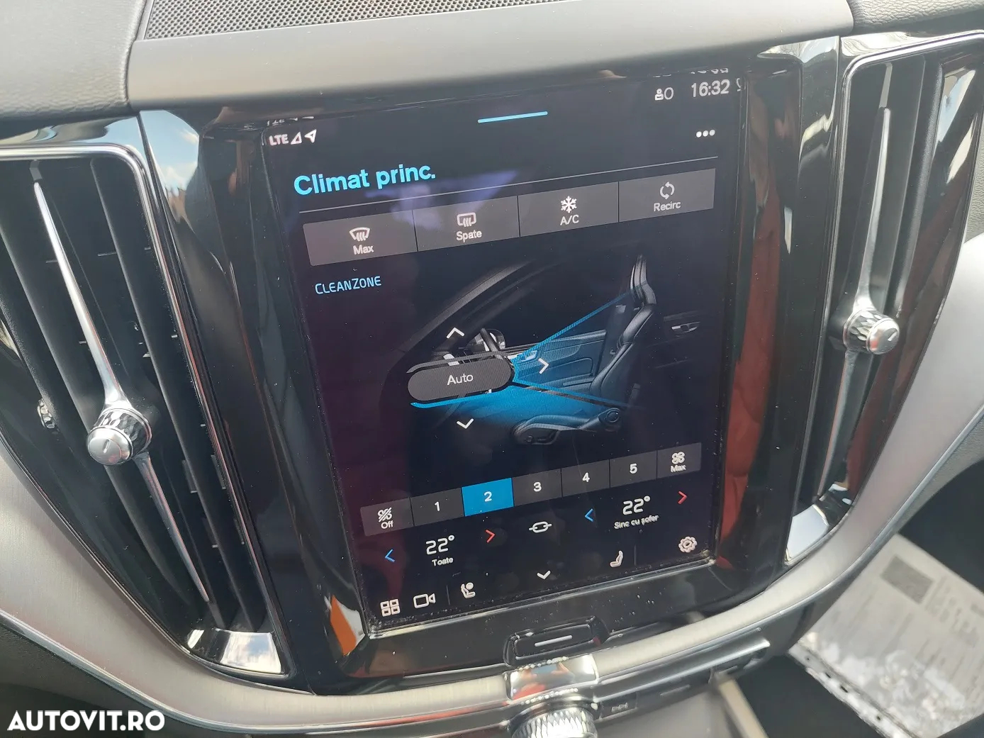 Volvo XC 60 B4 MHEV AWD Momentum Pro - 25
