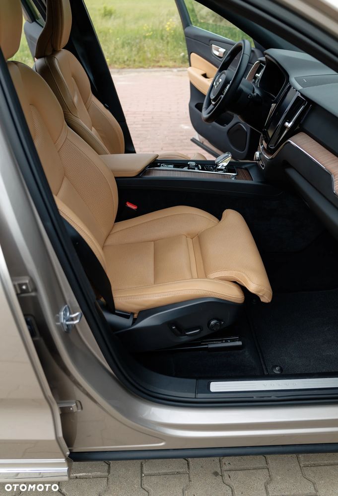 Volvo XC 60 B4 B Plus Bright - 25
