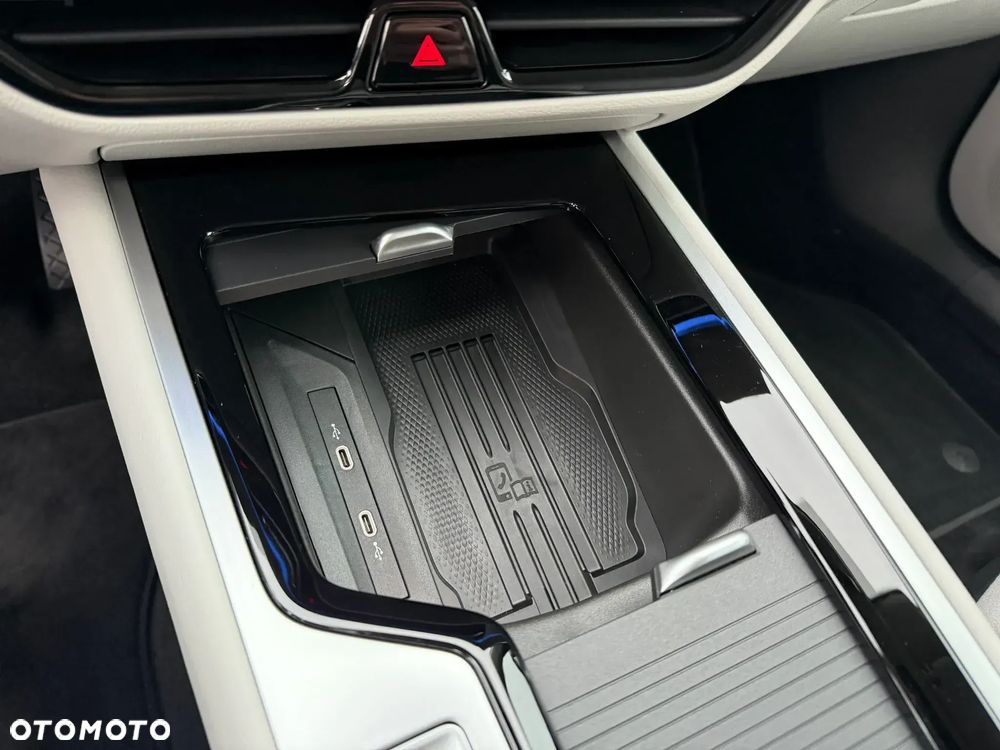 Volkswagen Passat Variant 2.0 TDI SCR 4Mot Elegance DSG - 23