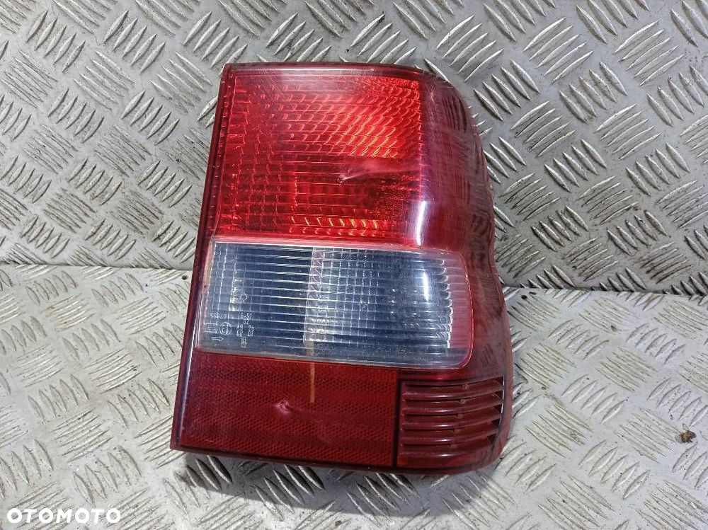LAMPA PRAWA TYLNA MITSUBISHI PAJERO