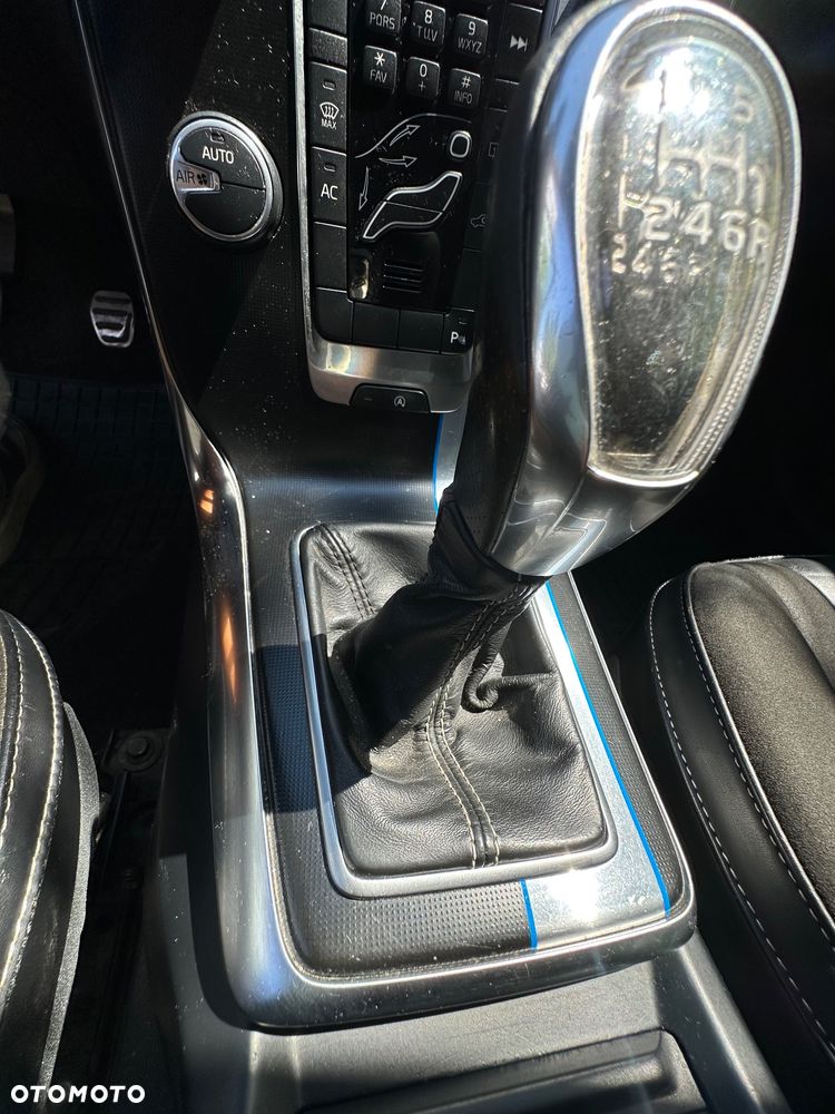 Volvo V40 D4 R-Design - 13