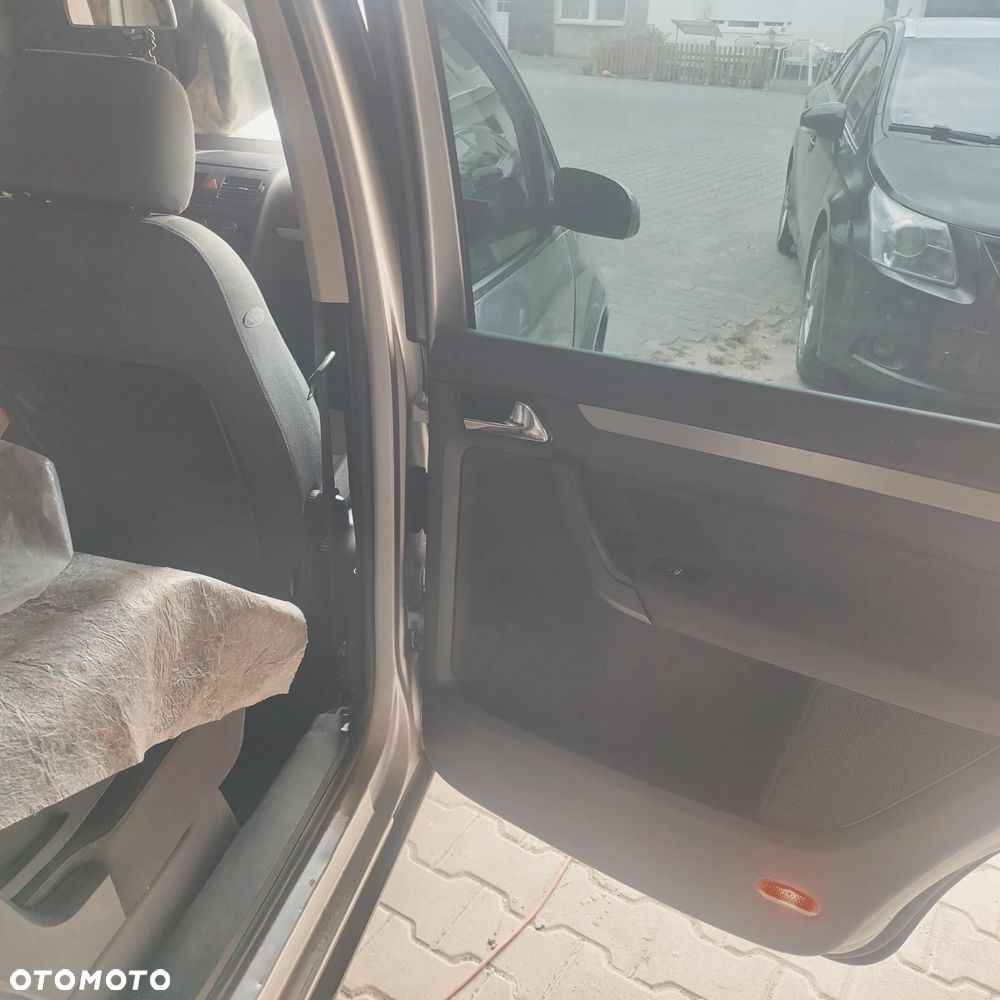 Volkswagen Touran 2.0 TDI DPF Highline - 18