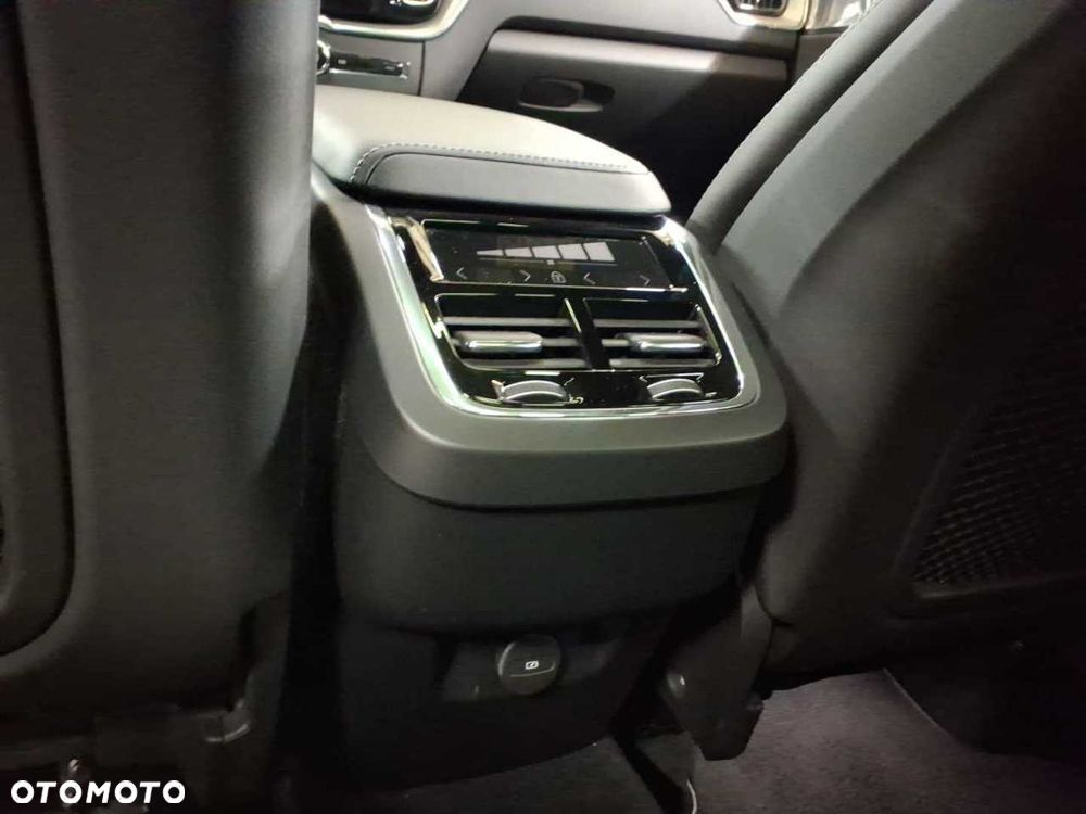 Volvo XC 60 B5 D AWD Ultimate Dark - 22