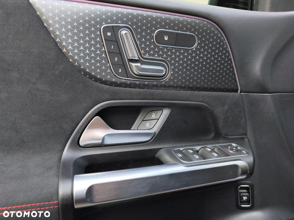 Mercedes-Benz GLB - 12