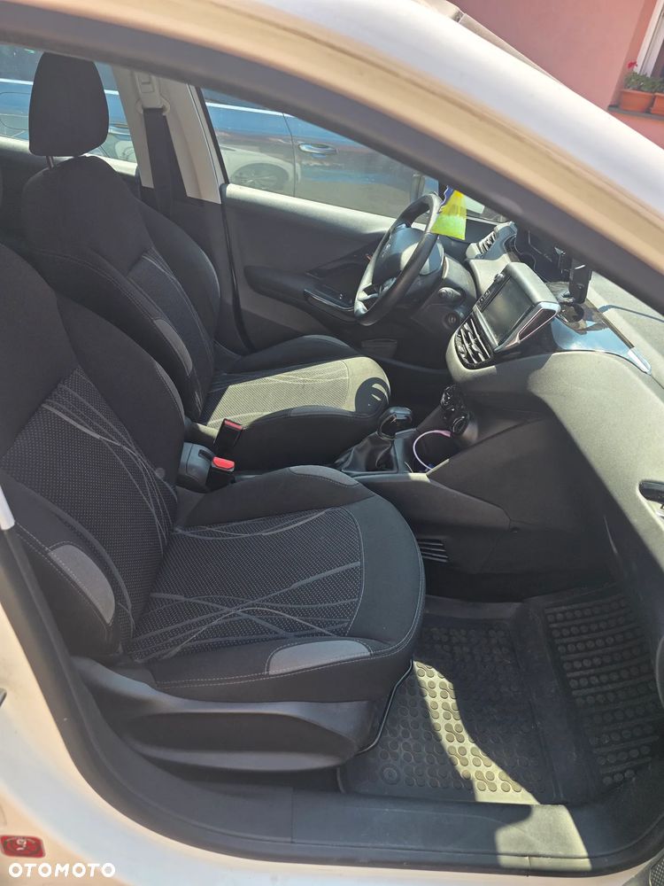 Peugeot 208 - 4