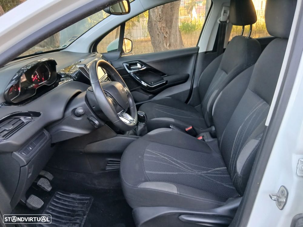 Peugeot 208 - 13