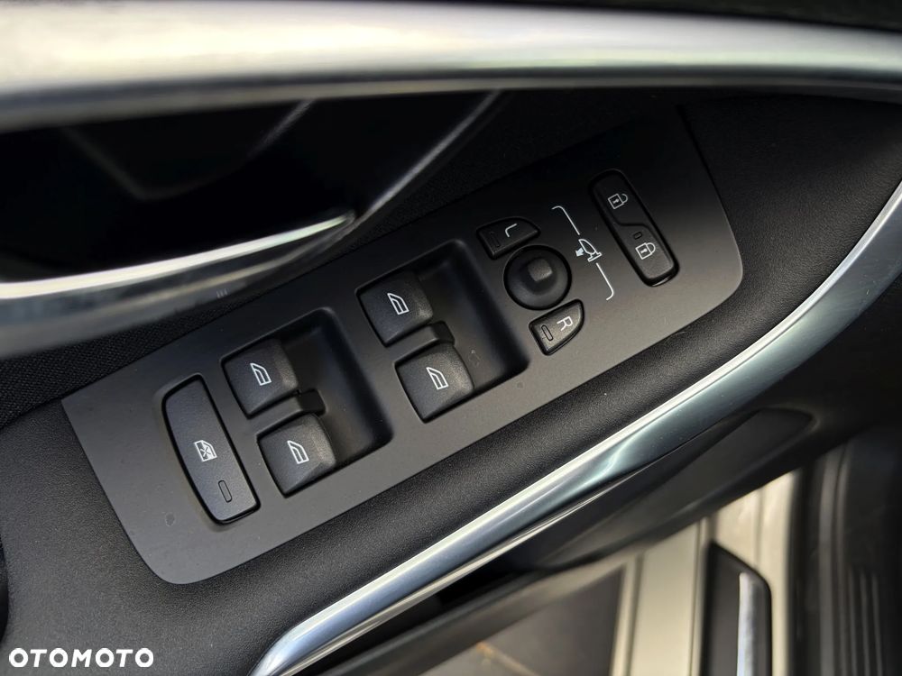 Volvo V40 D4 Geartronic Momentum - 32
