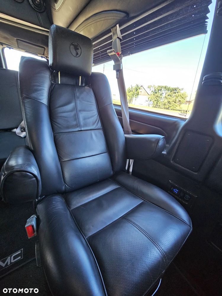 GMC Savana - 14