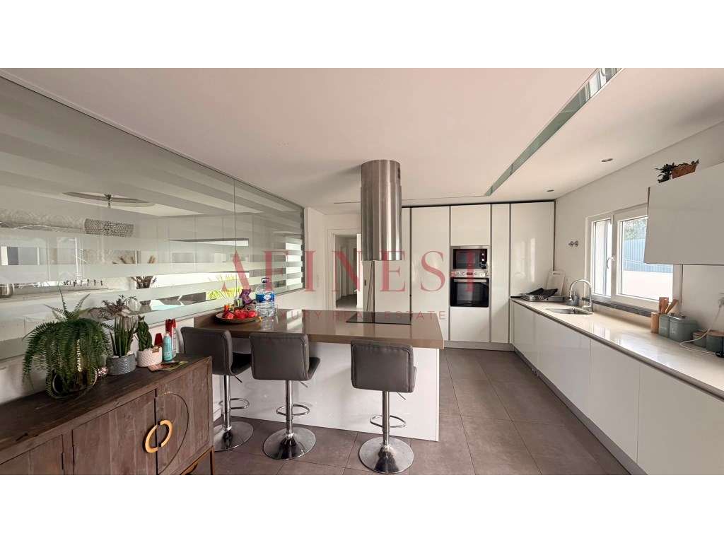 MORADIA T4 COM PISCINA AQUECIDA EM FERNÃO FERRO | 394 m² + LOTE 525... - Grande imagem: 2/5