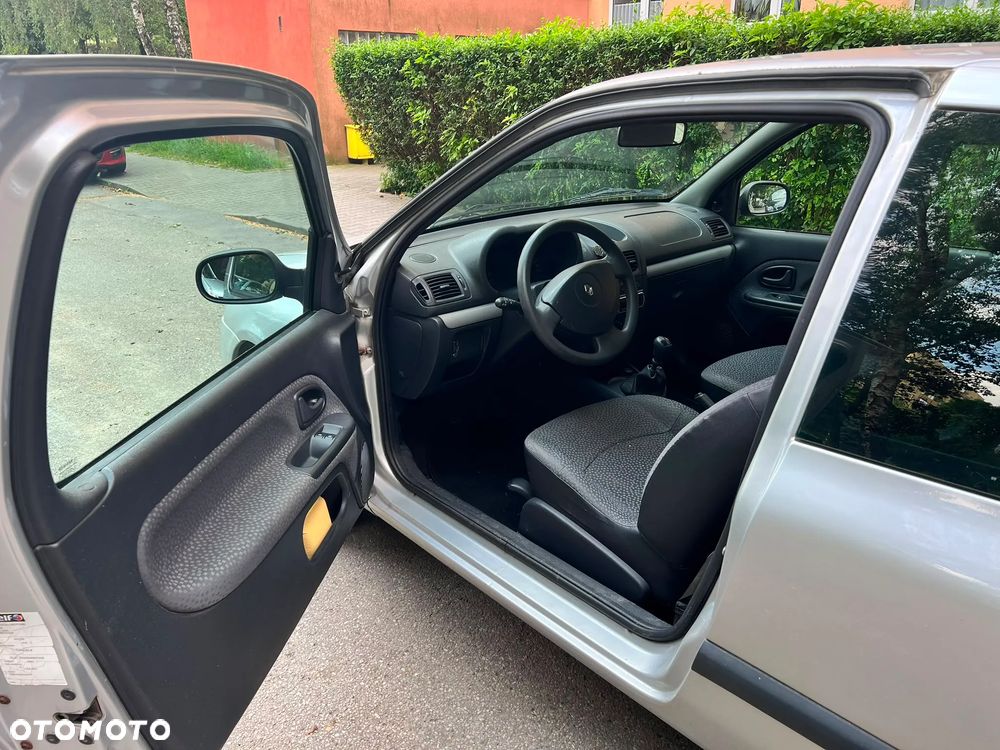 Renault Clio 1.2 16V Campus - 12