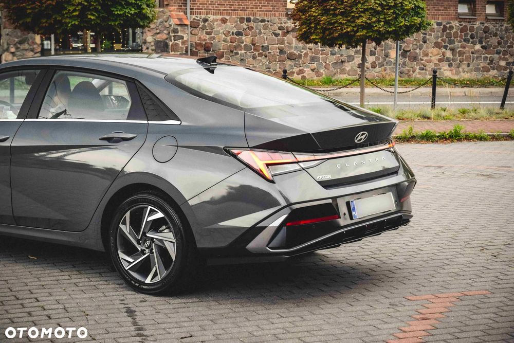 Hyundai Elantra 1.6 Executive - 12