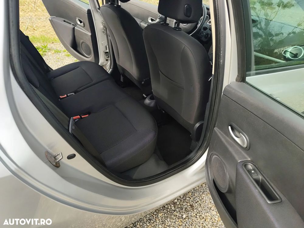 Renault Clio III 1.4 16V Privilege - 9