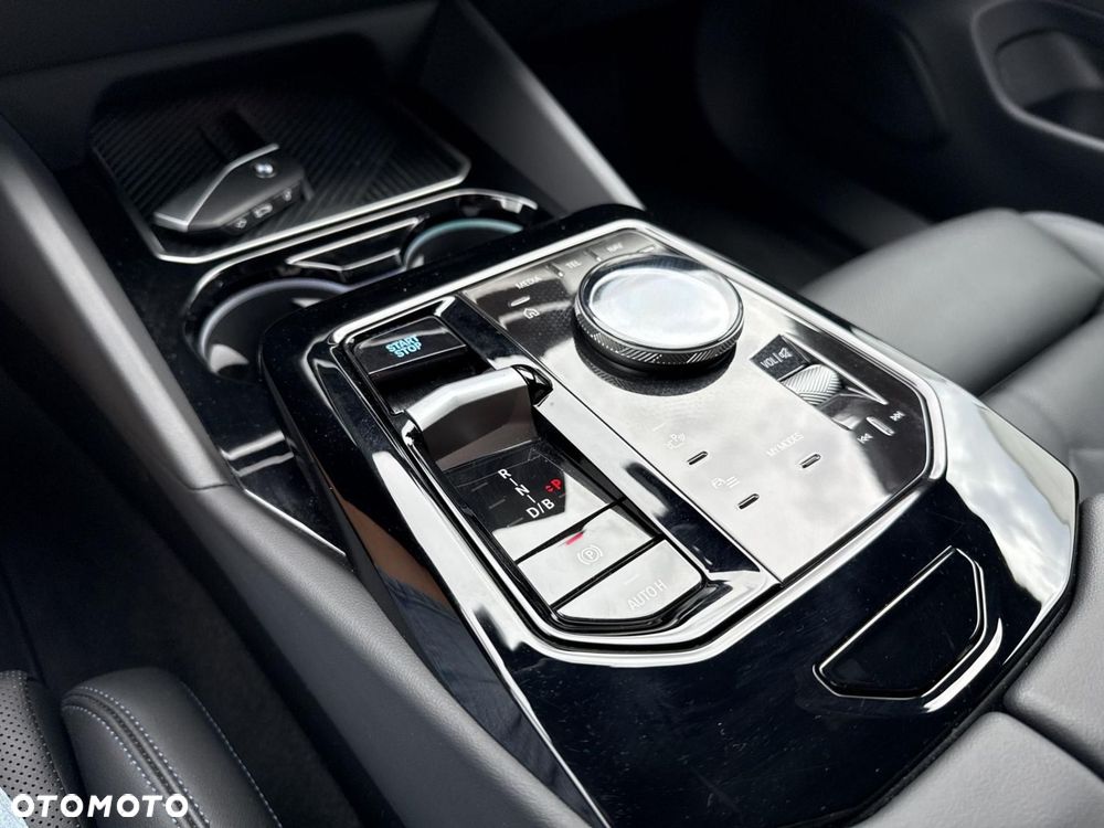 BMW i5 - 13