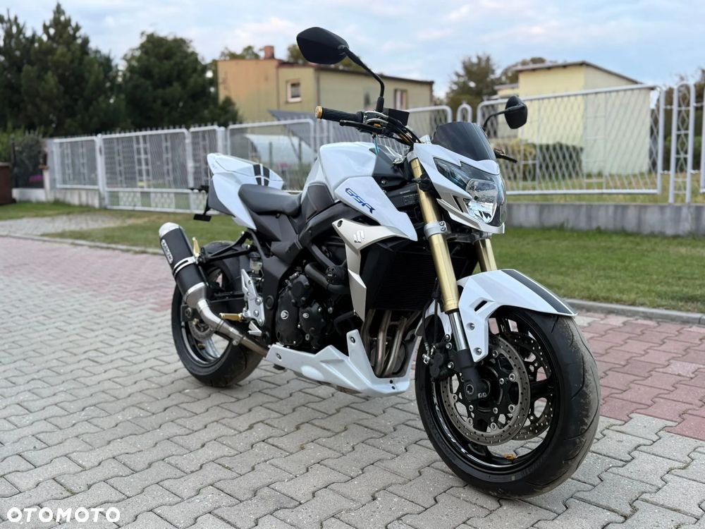 Suzuki GSR - 11