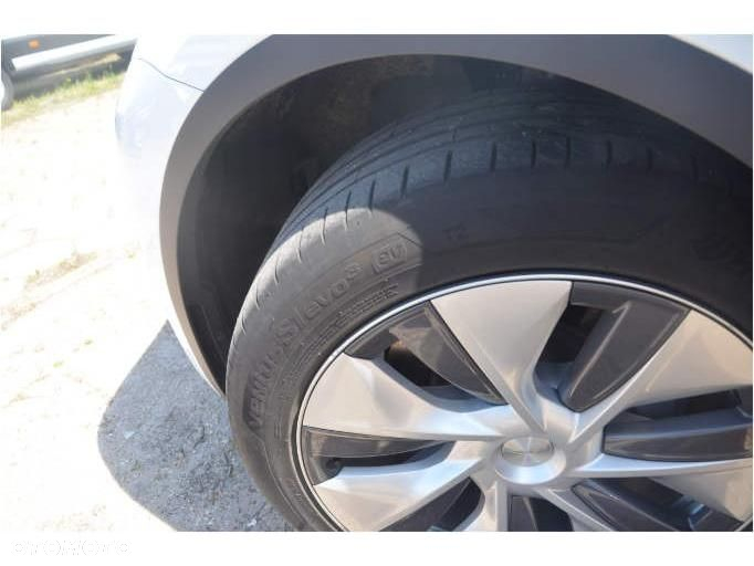 Tesla Y Long Range RWD - 29