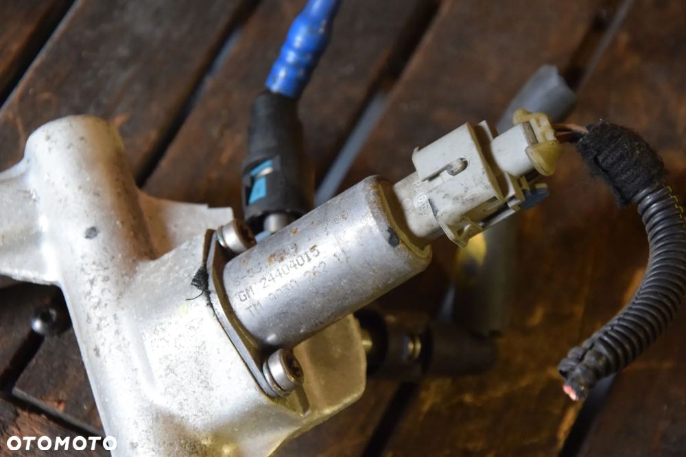 24404015 Czujnik regulator ciśnienia paliwa OPEL ZAFIRA B 2.2 Z22YH - 4