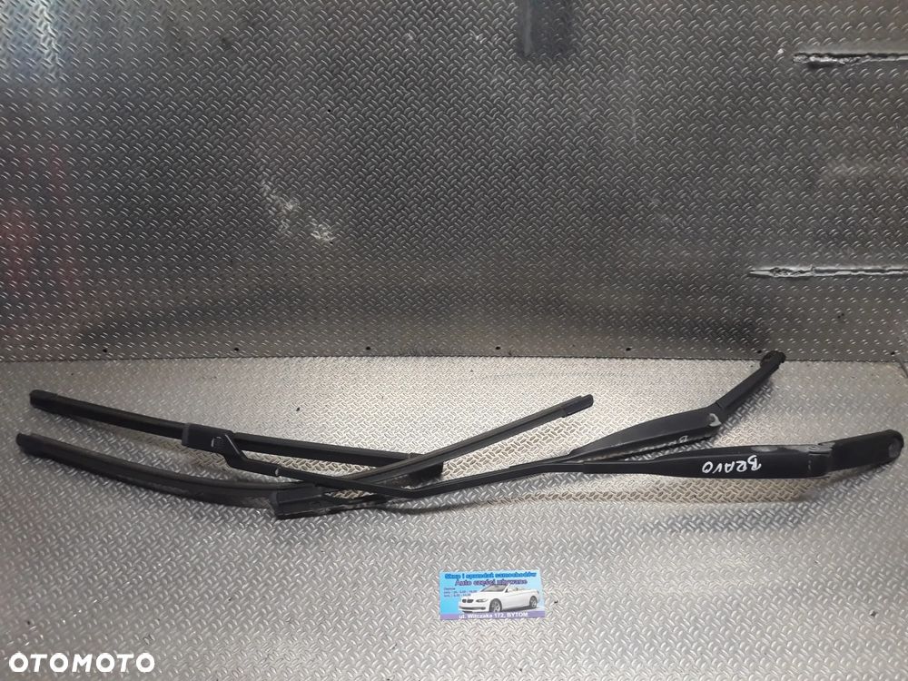 RAMIONA WYCIERACZEK  FIAT BRAVO II  2009r (KOMPLET)