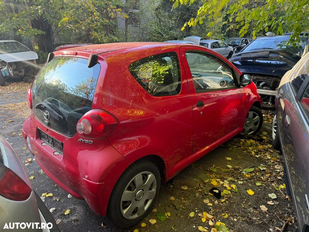 Dezmembrez Toyota Aygo coupe rosu 1.0 benzina 2006 - 3
